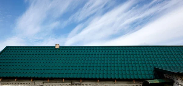 Budowa Dachu Domu Metalowe Płytki Przeciwko Błękitnemu Niebu — Zdjęcie stockowe
