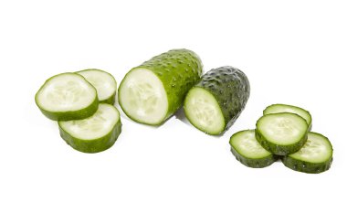 Beyaz arka planda izole edilmiş salatalık ve dilimler. Salata için sağlıklı doğranmış sebze.