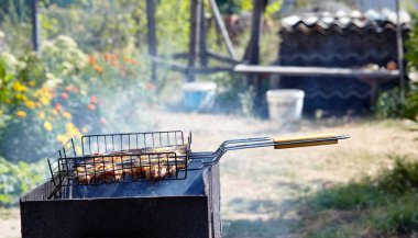 Izgarada pişen leziz tavuk kanatları, açık havada. Kızarmış tavuk eti, yakın plan.