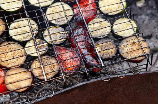 Barbekü Izgarasında Dışarıda Lezzetli Sebzeler Pişiyor Kızarmış Sebzeler Yakın Plan — Stok fotoğraf