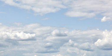 Bulanık gökyüzünün soyut görüntüsü. Kümülüs bulutlu mavi gökyüzü arkaplanı