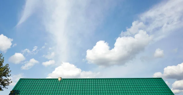 Costruzione Del Tetto Della Casa Mattonelle Metallo Contro Cielo Blu — Foto Stock