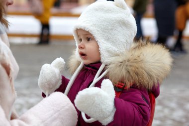 Anne ve kızı Noel ve yeni yıl tatillerinde şehirde dolaşıyorlar. Ebeveyn ve küçük çocuk dışarıda eğleniyor.