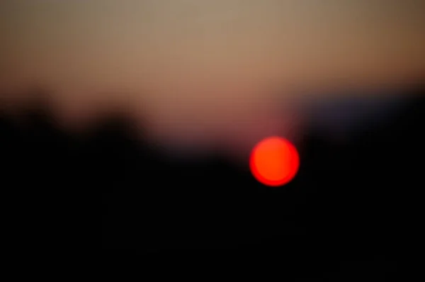 Размытое Фото Заката Разряженный Диск Заходящего Солнца — стоковое фото
