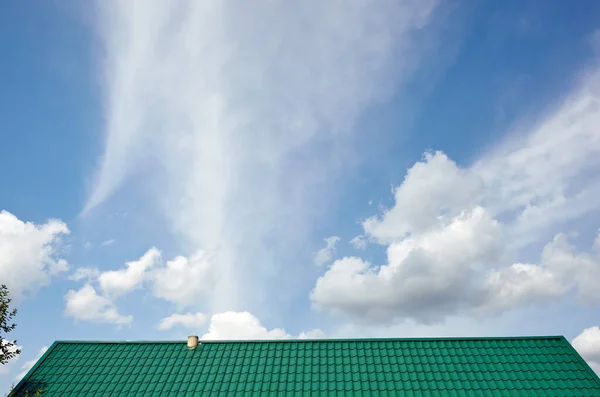 Costruzione Del Tetto Della Casa Mattonelle Metallo Contro Cielo Blu — Foto Stock