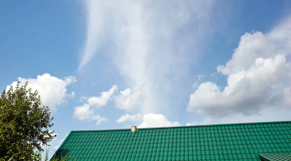 Costruzione Del Tetto Della Casa Mattonelle Metallo Contro Cielo Blu — Foto Stock