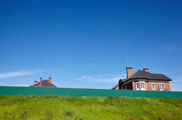 Voorzijde Van Een Europees Voorstedelijk Gebouw Metalen Hek Huis Tegen — Stockfoto