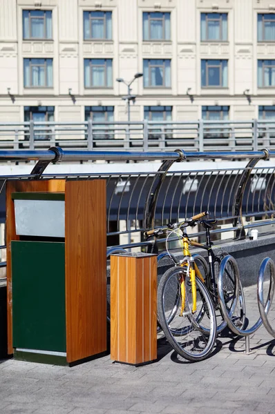 Parking Dla Rowerów Letni Dzień Zamknięty Rower Parkingu Rowerowym Przy — Zdjęcie stockowe