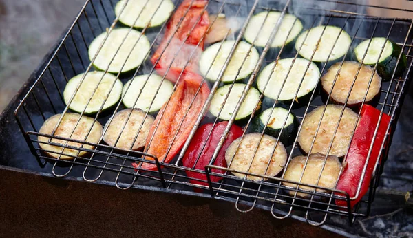 Barbekü Izgarasında Dışarıda Lezzetli Sebzeler Pişiyor Kızarmış Sebzeler Yakın Plan — Stok fotoğraf