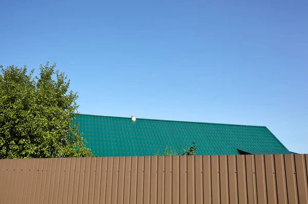 Toit Maison Sur Fond Clôture Métallique Carreaux Métalliques Contre Ciel — Photo