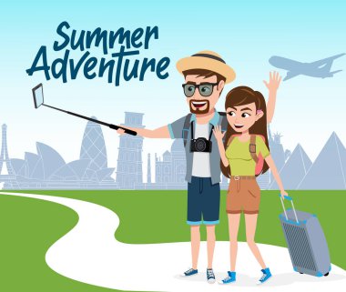 Yaz yolculuğu macera vektör tasarımı. Turist karakterlerin resim çektiği ve tatilde farklı bir ülkede seyahat ettiği bir yaz macera metni. Vektör illüstrasyonu.   