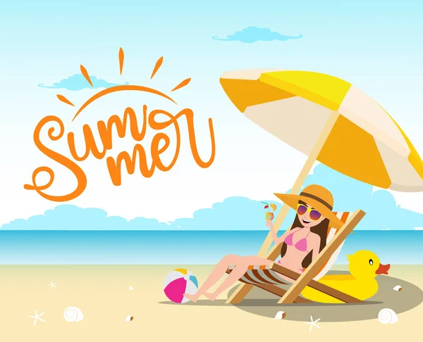 夏季矢量概念设计 夏天的文字与性感的女性角色放松和喝新鲜果汁的椅子伞 海滩球和鸭浮动元素的海滨背景 矢量说明 — 图库矢量图片