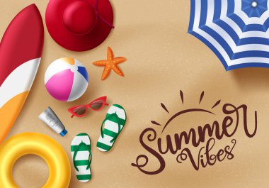 Summer Beach taşıyıcı pankart tasarımı. Yaz titreşimleri plaj kum arka planında sörf tahtası, flop, plaj topu, güneş gözlüğü, şemsiye ve can simidi gibi gerçekçi plaj unsurlarıyla yazışıyor. Vektör illüstrasyonu 