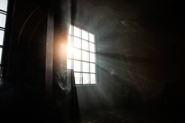 Ahşap zeminde güneş ışığı yansıması. Çatı katı tasarım stüdyosunda duman var. Sinematik fotoğraf.