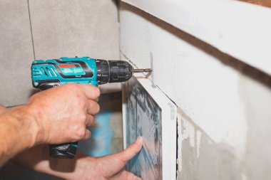 Banyonun altındaki raflar için boş alan kurulumu. Dairede onarım onarımı.