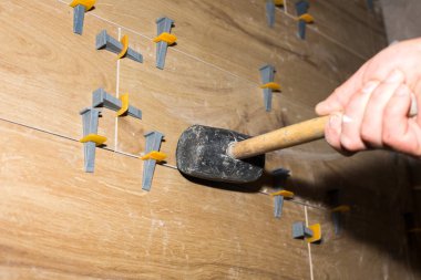 Profesyonel fayans döşeme. Özel fayans boşluklarını plastik çekiçle yerleştirmek ya da yok etmek