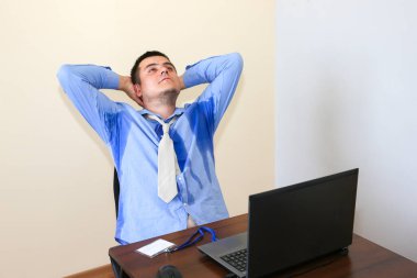 Terli ofis çalışanı. Islak gömlek. Kötü çalışma koşulları. Mutsuz müdür. Yaz sıcağı. Binada klima yok..