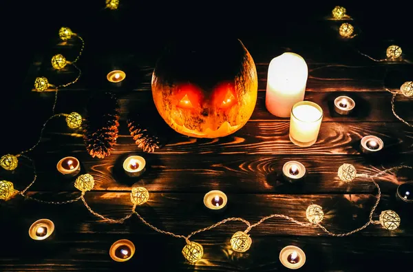 Κολοκύθα Στο Σκοτάδι Φώτα Και Κεριά Μυστικές Φθινοπωρινές Διακοπές Γιορτινές — Φωτογραφία Αρχείου