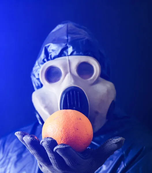 Hombre Con Máscara Gas Sosteniendo Naranja Influencia Radiación Contaminación Ambiental —  Fotos de Stock