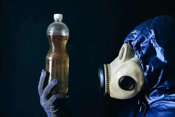 Homem Máscara Gás Segurando Garrafa Plástico Com Água Suja Influência — Fotografia de Stock