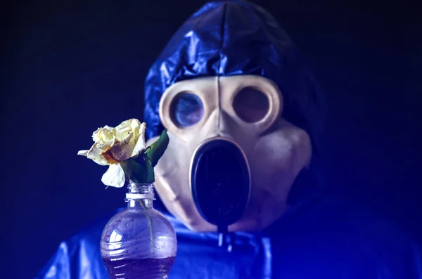 Mannen Gasmasken Håller Plastflaska Med Smutsigt Vatten Och Blomma Strålningspåverkan — Stockfoto