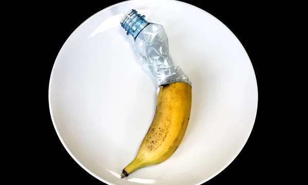 Plastic Fles Banaan Het Bord Mensen Die Vervuild Voedsel Eten — Stockfoto