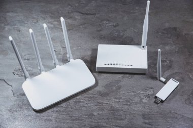 Üç farklı Wi-Fi yönlendiricisi, modern ve eski teknoloji. Kablosuz ethernet bağlantı sinyali.