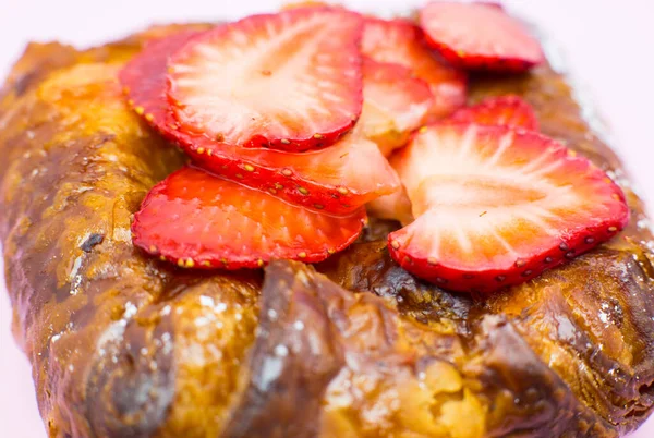 Broodje Bladerdeeg Broodje Taart Met Verse Aardbeien Heerlijke Zoetigheid Verleiding — Stockfoto