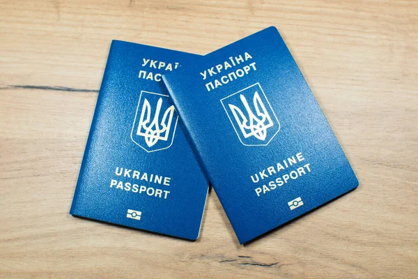 Ukrán Biometrikus Útlevél Igazolvány Nélkül Utazik Európában Asztalon Felirat Ukrán — Stock Fotó