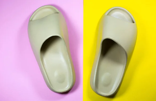 Μπεζ Καλοκαιρινές Παντόφλες Στο Πολύχρωμο Φόντο Ζευγάρι Παπούτσια Εσωτερικού Χώρου — Φωτογραφία Αρχείου