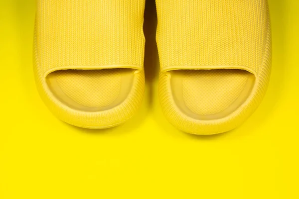 黄色背景上的黄色夏鞋 两双室内鞋 最低限度的 创造性的照片 — 图库照片