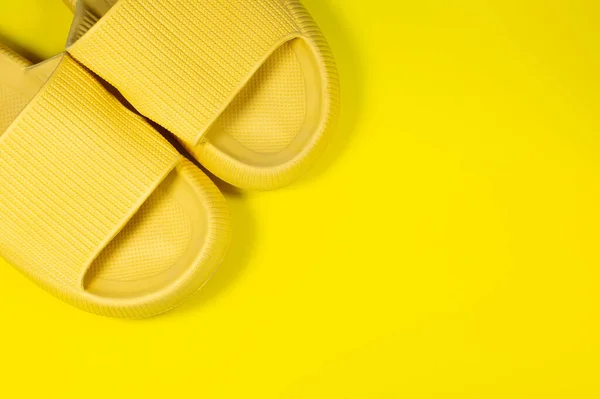Żółte Letnie Kapcie Żółtym Tle Para Domowych Butów Minimalistyczne Kreatywne — Zdjęcie stockowe