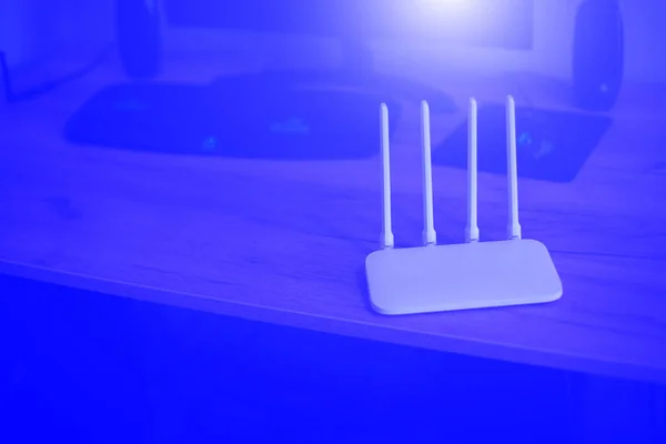 Routeur Moderne Blanc Sur Table Dans Chambre Signal Connexion Ethernet — Photo