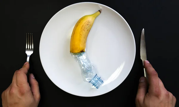 Пластиковая Бутылка Банан Тарелке Люди Едят Загрязненную Пищу Проблемы Окружающей — стоковое фото