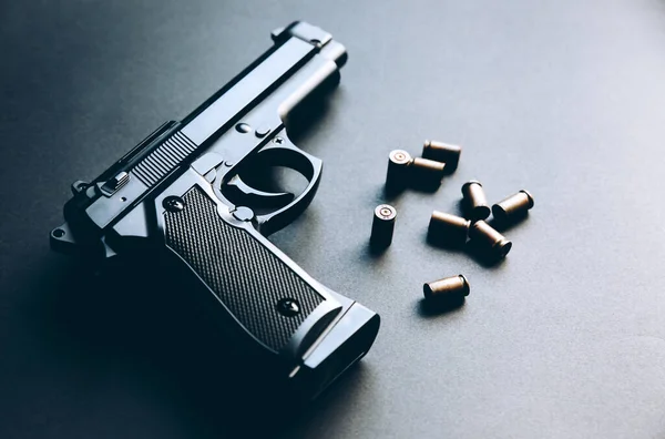Pistola Con Balas Sobre Mesa Legalización Armas Problemas Penales — Foto de Stock