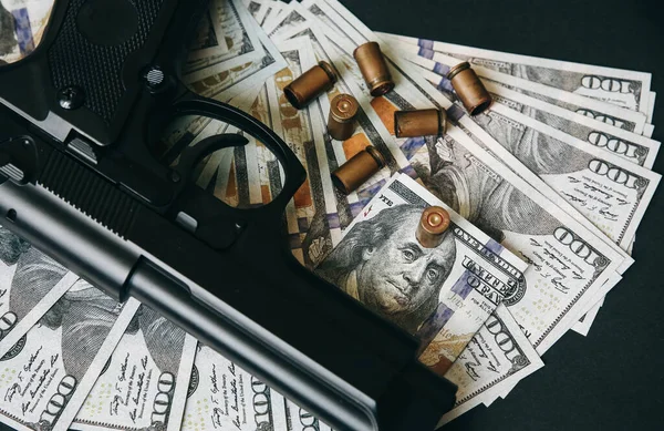 Пістолет Кулями Лежать Столі Гроші Чорному Тлі Кримінальні Проблеми Доларів — стокове фото
