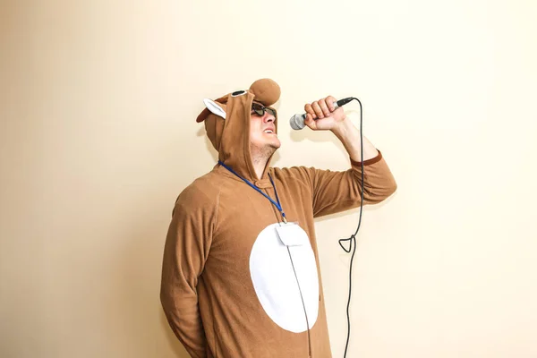 Homme Costume Cosplay Une Vache Chantant Karaoké Type Pyjama Animal — Photo