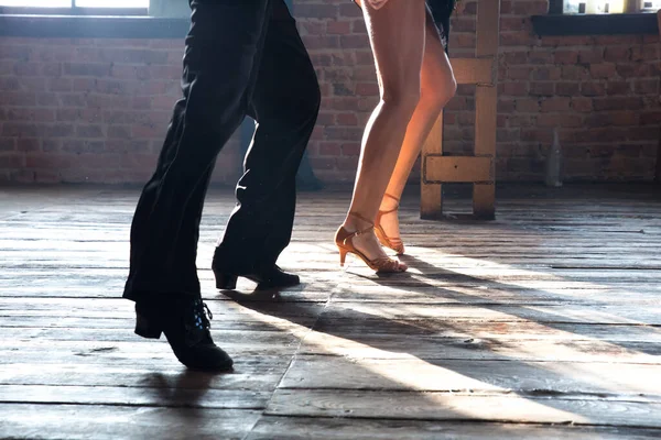 Пара Ног Двух Профессиональных Бальных Танцоров Танцуют Чердаке Студии Арт Стоковое Фото
