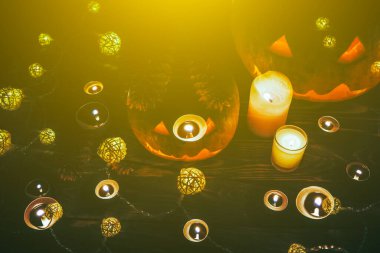 Karanlıkta Cadılar Bayramı balkabağı. Lambalar ve mumlar. Mistik sonbahar tatili. Şenlik detayları. Şeker mi şaka mı geleneği. Ekim 'de Azizler Günü.