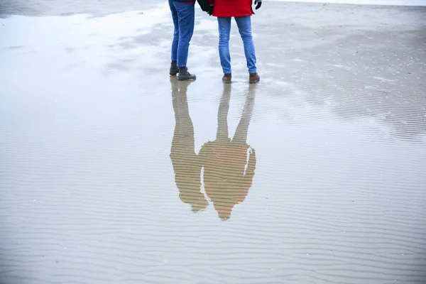 Soğuk Plajda Duran Iki Hippi Çift Kucaklaşıyor Ele Tutuşuyor Okyanusa — Stok fotoğraf