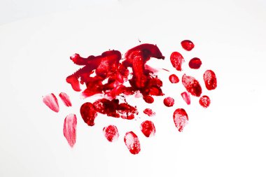 Beyaz arka planda kırmızı kanlı parmak izleri var. Korku ve olay yeri konsepti. Cadılar Bayramı kartpostalı.