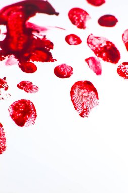 Beyaz arka planda kırmızı kanlı parmak izleri var. Korku ve olay yeri konsepti. Cadılar Bayramı kartpostalı.