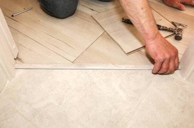 Kapalı alanda eşik kurulumu. Dairede tadilat yapılıyor..
