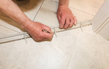 Kapalı alanda eşik kurulumu. Dairede tadilat yapılıyor..