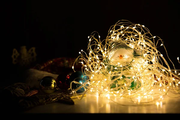 Muñeco Nieve Luces Navidad Adornos Guirnaldas Fondo Festivo Año Nuevo —  Fotos de Stock
