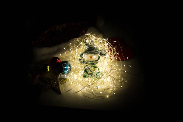 Χιονάνθρωπος Και Χριστουγεννιάτικα Φώτα Και Στολίδια Γιρλάντα Πρωτοχρονιάτικο Φόντο Δώρα — Φωτογραφία Αρχείου