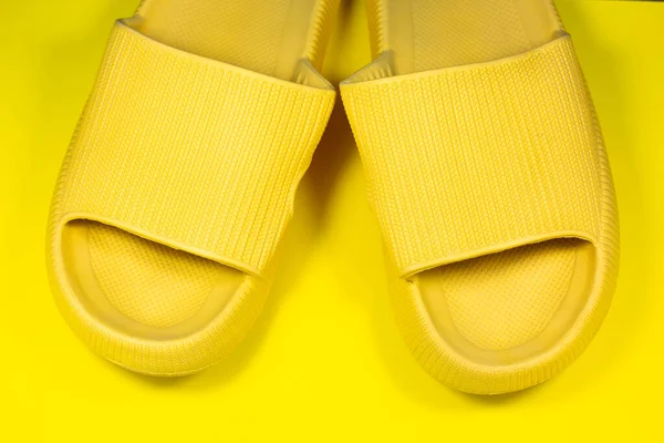 Желтые Летние Тапочки Желтом Фоне Пара Домашних Обуви Помещении Минималистское — стоковое фото