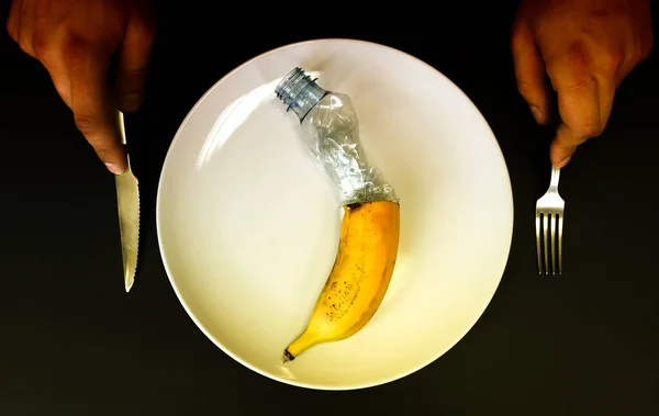 Пластиковая Бутылка Банан Тарелке Люди Едят Загрязненную Пищу Проблемы Окружающей — стоковое фото