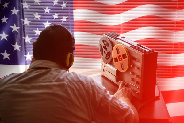 Sonderermittler Hört Auf Dem Tonbandgerät Amerikanischer Offizier Hört Über Kopfhörer — Stockfoto