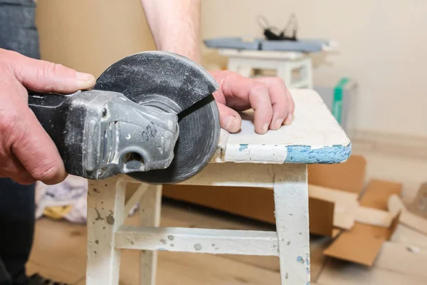 Homme Coupe Plinthe Réparation Intérieur Rénovation Dans Appartement Meuleuse Angle — Photo